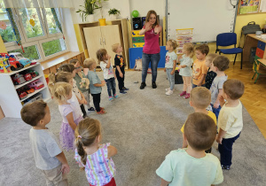Dzieci bawią się wspólnie z Panią ze szkoły językowej "Be Smart".