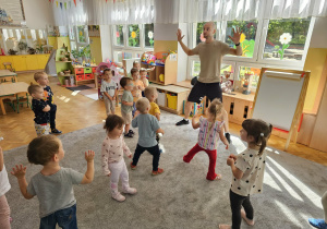 Dzieci powtarzają ruchy taneczne pod Panu Darku.