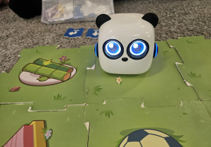 Robot Panda i plansza do kodowania, elementy wykorzystane podczas zajęć.