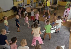 Dzieci uczestniczą w zajęciach tanecznych.