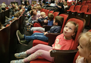 Dzieci rozglądają się po teatrze.
