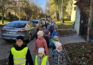 Biedronki opiekują się młodszymi podczas spaceru.