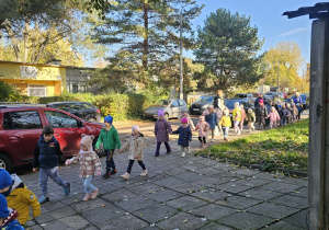 Motylki i Biedronki idą wspólnie na jesienny spacer.