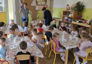 Motylki biorą udział w warsztatach inwencji twórczej.