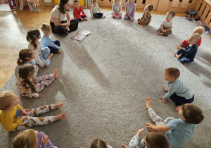 Mama Kuby z gr. "Biedronki" czyta nam opowiadanie w ramach akcji CPCZDZ.