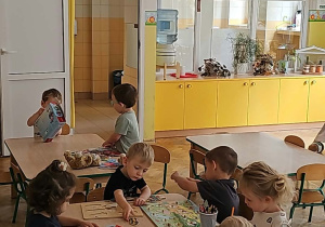 Dzieci podczas zabaw dowolnych. Sami wybierają zabawki i pomoce dydaktyczne.