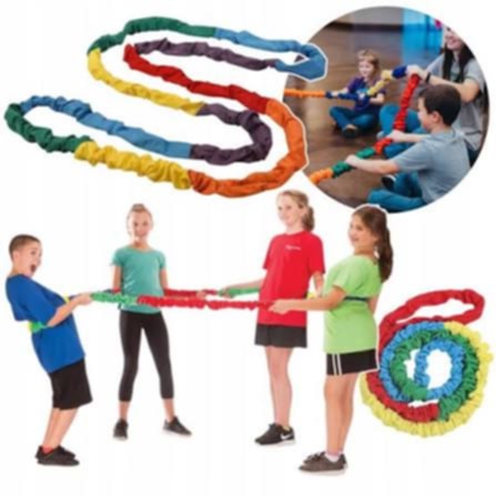 Dzieci trzymają gumę sensoryczną i biorą udział w zajęciach.