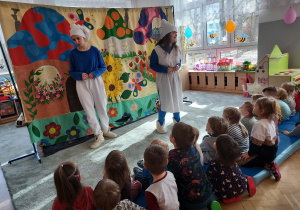 Łasuch i Smerfetka pytają dzieci, co spowodowało zmiany w wiosce Smerfów.
