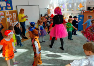 Dzieci tańczą przy dźwiękach muzyki.