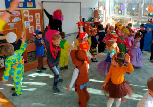 Dzieci tańcząc naśladują ruchy prezentowane przez wodzireja.