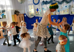 Dzieci tańczą w parach- rytmiczne uderzając w dłonie współuczestnika zabawy.
