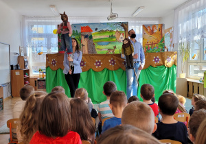 Aktorzy prezentują kukiełki wykorzystane podczas przedstawienia.
