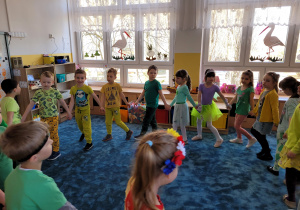 Dzieci tańczą do piosenki "Maszeruje Wiosna".