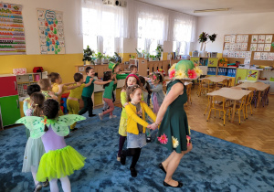 Dzieci tańczą do "Jedzie pociąg z daleka", ulubionej piosenki podczas wszystkich balów w przedszkolu.