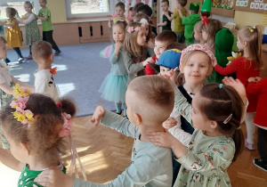 Dzieci tworzą tanecznego węża.