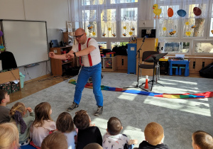Pan Rafał rozmawia z dziećmi o muzyce.