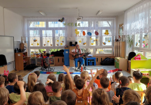 Pan Rafał gra na gitarze, a my śpiewamy piosenkę.