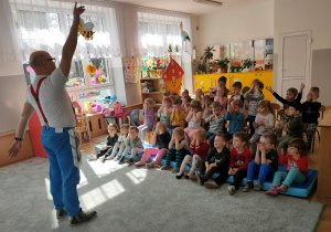 Dzieci uczą się układu ruchowego do piosenki.