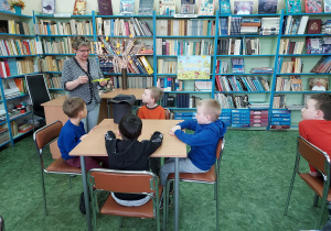 Dzieci rozwiązują zagadki przygotowane przez Panią bibliotekarkę.