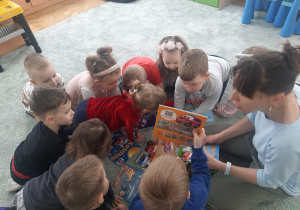 Dzieci wybierają książkę.