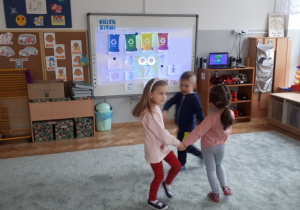Dzieci tańczą do piosenki o segregacji odpadów.