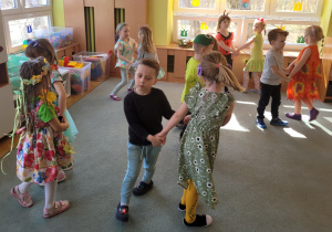 Dzieic tańczą w parach.