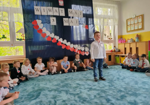 Julian recytuje swój wiersz przed wszystkimi dziećmi w przedszkolu.