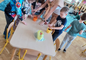 Dzieci sadzą marchewki w ramach metody projektu.