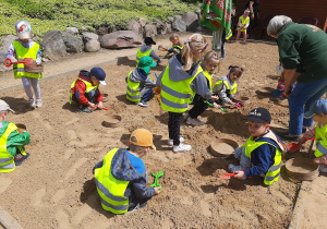 Dzieci bawią się w archeologów.