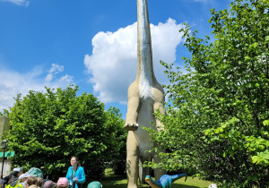 Ważki zwiedzają Dinopark w Kołacinku.