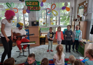 Dzieci biorą udział w muzycznym wyzwaniu Cioci Kasi.
