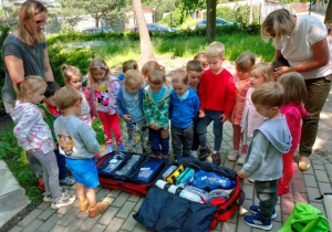 Dzieci poznają wyposażenie plecaka ratunkowego znajdującego się w wozie strażackim.