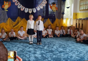 Lila i Tymon recytują wiersz na pożegnanie przedszkola.