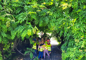 Dzieci w tunelu z roślin.