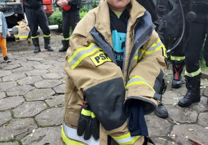 Alim prezentuje strój strażaka.