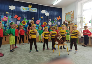Dzieci przebrane za pszczółki mówią wierszyki.