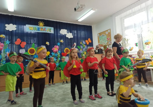 Dzieci z całej grupy śpiewają piosenkę.