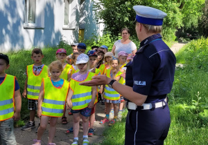 Dzieci słuchają uważnie pani policjantki.