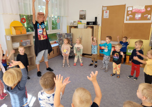 Dzieci powtarzają kolejne ruchy taneczne - tym razem ręce w górę.