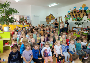 Wszystkie dzieci zasiadły na widowni i z zainteresowaniem czekały na rozpoczęcie przedstawienia.