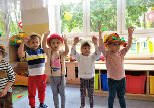 Dzieci ilustrują ruchem jedną z piosenek.