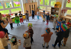 Dzieci bawią się wspólnie przy wesołych, przedszkolnych piosenkach.