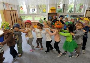 Dzieci tworzą pociąg, tańcząc do piosenki "Jedzie pociąg z daleka".
