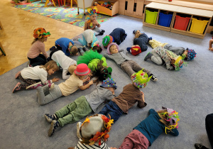 Dzieci zamieniły się w zabawki, na ciszę w muzyce zasypiały na dywanie.