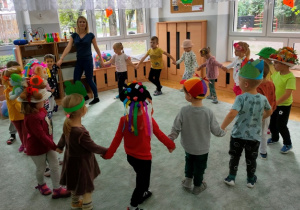Dzieci tańczą w dużym kole.