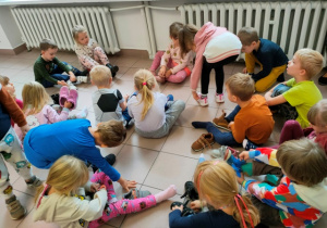Dzieci siadają na podłodze i przed wejściem do czytelni zdejmują buty- nie chcą nanieść błota.