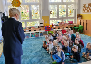 Dzieci słuchają ważnych informacji przekazywanych przez ambasadorkę.