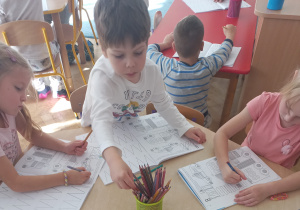 Dzieci rysują po śladzie.