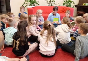 Dzieci słuchają książkę "Miny Alberta"