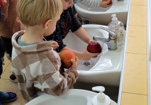 Dzieci pamiętają o myciu owoców przed ich zjedzeniem.